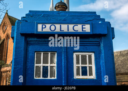 Nahaufnahme von Fensterscheiben von alten Stil gemalte Polizei, wie eine Tardis, Glasgow, Schottland, UK, mit einer Kirche im Hintergrund und blauer Himmel Stockfoto