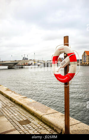 Kopenhagen, Dänemark - 29. März 2017: Rettungsring auf Havnepromenade Stockfoto