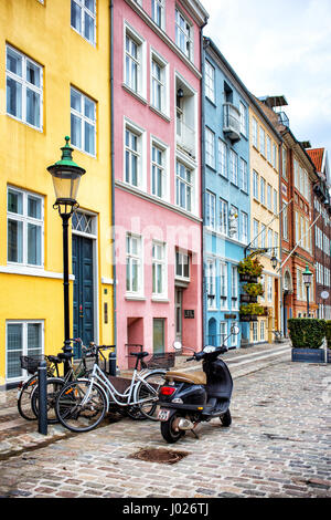 Kopenhagen, Dänemark - 29. März 2017: Ansicht von Nyhavn bunte Häuser Stockfoto