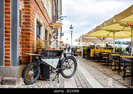 Kopenhagen, Dänemark - 29. März 2017: Ansicht von Nyhavn Restaurant Straße Stockfoto