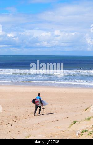 Ein Surfer gehen in den Ozean Stockfoto