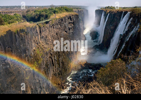 Viktoriafälle. Gesamtansicht mit einem Regenbogen. Nationalpark. Mosi-Oa-Tunya Nationalpark. und UNESCO-Weltkulturerbe. Zambiya. Zimbabwe. Stockfoto