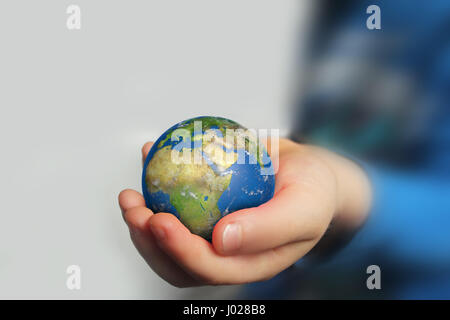 Hand des Kindes erlauben Hintergrund Globus festhalten Stockfoto