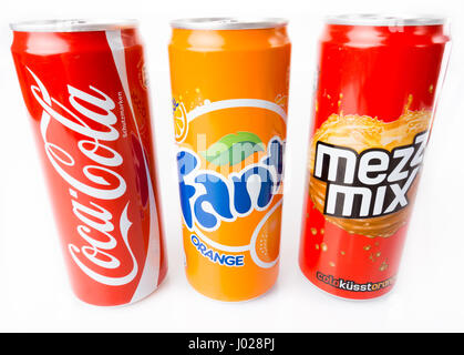 Düsseldorf, Deutschland - 28. März 2014: Coca-Cola, Fanta und Mezzo Mix Dosen auf weißem Hintergrund. Die drei Getränke produziert von der Coca-Cola Company sind Stockfoto