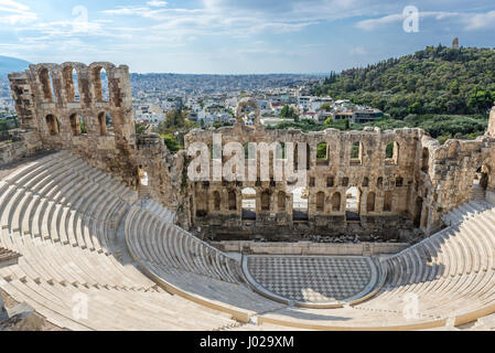 Odeon des Herodes Atticus, Teil der antiken Stadt Akropolis in Athen, Griechenland. Musaios Hill auf Hintergrund Stockfoto