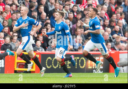 Ranger Kenny Miller (links) feiert Tor seiner Mannschaft erste des Spiels mit Teamkollegen Myles Beerman (Mitte) und James Tavernier während der Ladbrokes Scottish Premier League Match im Pittodrie Stadium, Aberdeen. Stockfoto