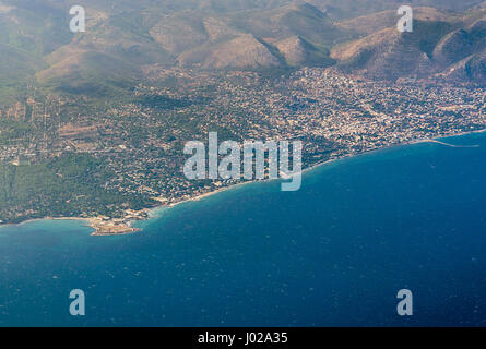 Luftbild vom Flugzeugfenster nach Start von dem internationalen Flughafen Athen. Nea Makri Stadt auf Foto Stockfoto