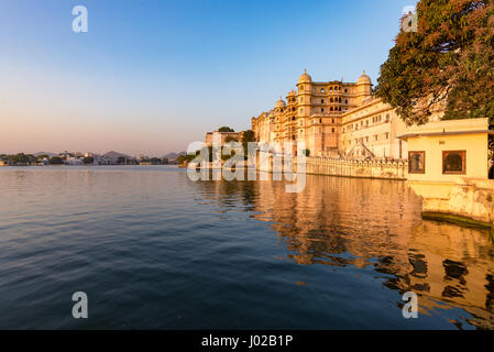 Udaipur Stadtbild bei Sonnenuntergang. Das majestätische Schloss am Lake Pichola, Reiseziel in Rajasthan, Indien Stockfoto