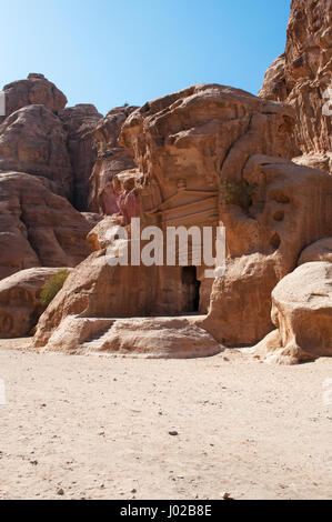 Beidah: Blick auf Little Petra, bekannt als Siq al-Barid, Nabatäer Ausgrabungsstätte mit Gebäuden in die Wände der Schluchten aus Sandstein gehauen Stockfoto