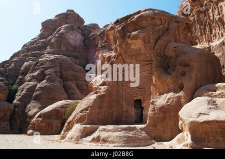 Beidah: Blick auf Little Petra, bekannt als Siq al-Barid, Nabatäer Ausgrabungsstätte mit Gebäuden in die Wände der Schluchten aus Sandstein gehauen Stockfoto