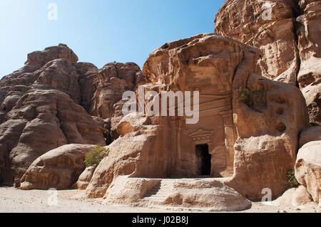 Beidah: Blick auf Little Petra, bekannt als Siq al-Barid, Nabatäer Ausgrabungsstätte mit Gebäuden in die Wände der Schluchten aus Sandstein gehauen Stockfoto