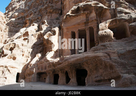 Beidah: Triclinium in Little Petra, bekannt als Siq al-Barid, Nabatäer Ausgrabungsstätte mit Gebäuden in die Wände der Schluchten aus Sandstein gehauen Stockfoto