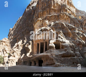 Beidah: Triclinium in Little Petra, bekannt als Siq al-Barid, Nabatäer Ausgrabungsstätte mit Gebäuden in die Wände der Schluchten aus Sandstein gehauen Stockfoto