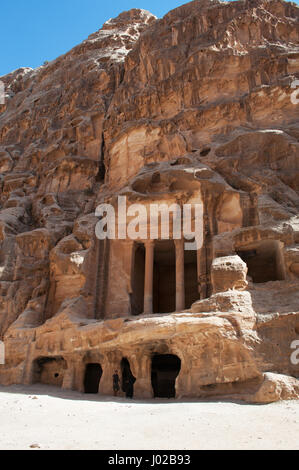 Beidah: Triclinium in Little Petra, bekannt als Siq al-Barid, Nabatäer Ausgrabungsstätte mit Gebäuden in die Wände der Schluchten aus Sandstein gehauen Stockfoto