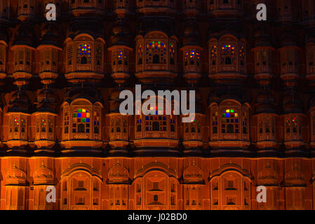 Hawa Mahal die kultigsten Symbol in Jaipur, der Hauptstadt von Rajasthan, Indien. Abenddämmerung Zeit mit beleuchteten malerischen Fassade. Stockfoto