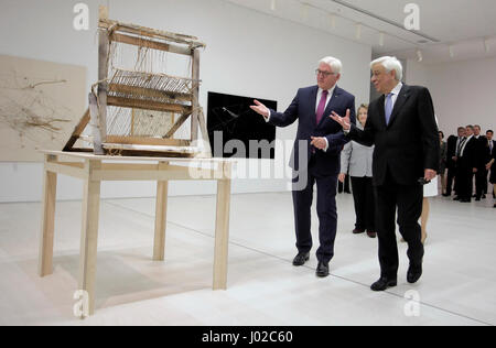 Athen. 8. April 2017. Deutscher Präsident Frank-Walter Steinmeier (L) und griechische Staatspräsident Prokopis Pavlopoulos besuchen die internationale zeitgenössische Kunstausstellung Documenta 14 in Athen am 8. April 2017. Steinmeier und Pavlopoulos eröffnet am Samstag die internationale zeitgenössische Kunstausstellung Documenta 14 in Athen, lobt die Initiative, um die Einheit der Europäer durch Kunst weiter zu steigern. Bildnachweis: Marios Lolos/Xinhua/Alamy Live-Nachrichten Stockfoto