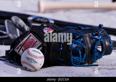 Milwaukee, WI, USA. 8. April 2017. Ein Rawlings Hauptliga-Baseball und Handschuh vor der Major League Baseball Spiel zwischen den Milwaukee Brewers und den Chicago Cubs im Miller Park in Milwaukee, Wisconsin. Cubs besiegt die Brauer 11-6. John Fisher/CSM/Alamy Live-Nachrichten Stockfoto