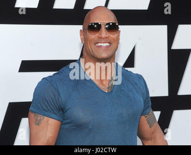 NEW YORK, NY - APRIL 08:Dwayne Johnson besucht 'The Fate von The Furious' NewYork Premiere in der Radio City Music Hall am 8. April 2017 in New York City. Foto von John Palmer/MediaPunch Stockfoto