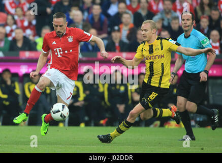 München, Deutschland. 8. April 2017. Bayern Franck Ribery (L) wetteifert mit Borussia Dortmunds Sebastian Rode während ihrer deutschen Bundesliga-Spiel in München, am 8. April 2017. Bayern München gewann 4: 1. Bildnachweis: Philippe Ruiz/Xinhua/Alamy Live-Nachrichten Stockfoto