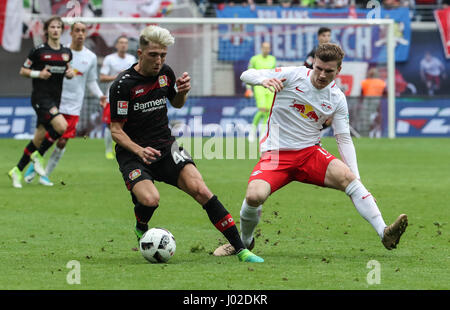 Leipzig, Deutschland. 8. April 2017. Bayer 04 Leverkusen Kevin Kampl (L) wetteifert mit RB Leipzig Timo Werner während ihrem deutschen Bundesliga-Spiel in Leipzig, Deutschland, am 8. April 2017. RB Leipzig gewann 1: 0. Bildnachweis: Shan Yuqi/Xinhua/Alamy Live-Nachrichten Stockfoto