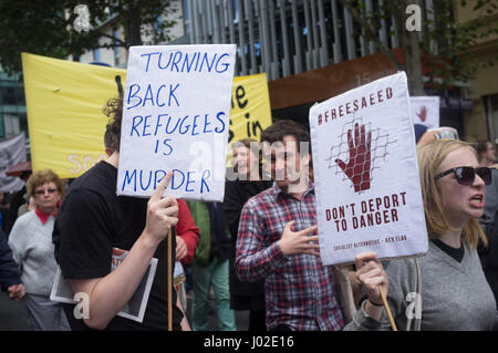 Adelaide, Australien. 9. April 2017. Demonstranten marschierten nach South Australia Parlament fordern die Schließung von der australischen Regierung die Offshore-Einwanderung Haftanstalten in Manus und Nauru, die von der Regierung im Jahr 2012 als Teil eines Plans zu verhindern, dass jeder Asylbewerber, die Anreise mit dem Schiff von Neuansiedlung in Australien zu gewinnen wieder geöffnet wurden Stockfoto