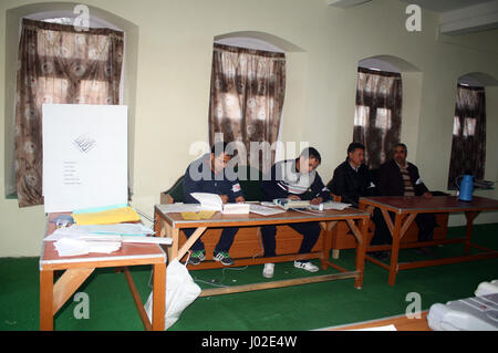 Srinagar, indische verabreicht Kaschmir. 9. April 2017.Kashmiri polling Offiziere auf leere Abfrage beide .amied Auseinandersetzungen 3 Personen getötet und viele Verletzte Kraft Aktion bei Jammu und Kaschmir Budgam Bezirk am Wahltag für Srinagar Sitz des indischen Parlaments. Bildnachweis: Sofi Suhail/Alamy Live-Nachrichten Stockfoto