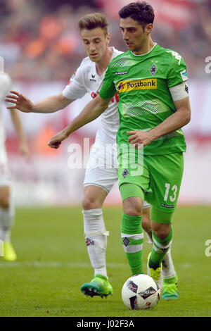 Köln, Deutschland. 8. April 2017. Kölns Lukas Kluenter (L) und Mönchengladbach Lars Stindl wetteifern um den Ball in der deutschen Bundesliga-Fußballspiel zwischen 1. FC Köln und Borussia Moenchengladbach im Publikumseingänge-Stadion in Köln, Deutschland, 8. April 2017. Foto: Federico Gambarini/Dpa/Alamy Live News Stockfoto