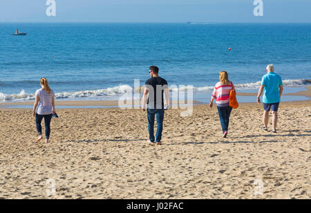 Bournemouth, Dorset, UK. 9. April 2017. UK-Wetter: schönen warmen, sonnigen Tag als Besucher gehen ans Meer machen das Beste aus der Sonne an den Stränden von Bournemouth. Vier Menschen zu Fuß in Richtung Meer. Bildnachweis: Carolyn Jenkins/Alamy Live-Nachrichten Stockfoto