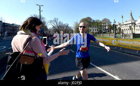 Brighton, UK. 9. April 2017. Tausende von Läufern beteiligen sich an der Brighton Marathon heute an einem schönen sonnigen warmen Tag mit Temperaturen bis zu 24 Grad Celsius in einigen Teilen des Landes Credit: Simon Dack/Alamy Live News Stockfoto