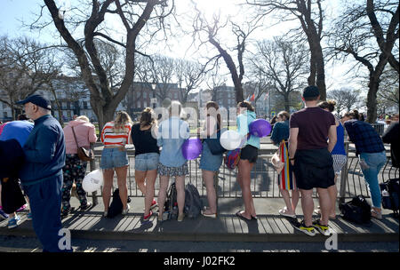Brighton, UK. 9. April 2017. Zuschauer feuern an den Tausenden von Läufern, die Teilnahme an der Brighton Marathon heute an einem schönen sonnigen warmen Tag mit Temperaturen bis zu 24 Grad Celsius in einigen Teilen des Landes Credit: Simon Dack/Alamy Live News Stockfoto