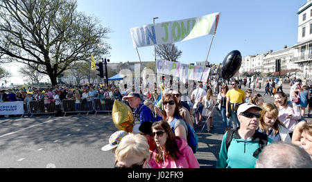 Brighton, UK. 9. April 2017. Zuschauer feuern an den Tausenden von Läufern, die Teilnahme an der Brighton Marathon heute an einem schönen sonnigen warmen Tag mit Temperaturen bis zu 24 Grad Celsius in einigen Teilen des Landes Credit: Simon Dack/Alamy Live News Stockfoto