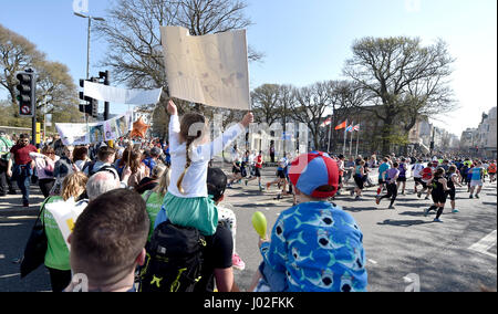 Brighton, UK. 9. April 2017. Zuschauer feuern an den Tausenden von Läufern, die Teilnahme an der Brighton Marathon heute an einem schönen sonnigen warmen Tag mit Temperaturen bis zu 24 Grad Celsius in einigen Teilen des Landes Credit: Simon Dack/Alamy Live News Stockfoto