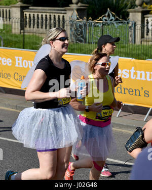 Brighton, UK. 9. April 2017. Tausende von Läufern beteiligen sich an der Brighton Marathon heute an einem schönen sonnigen warmen Tag mit Temperaturen bis zu 24 Grad Celsius in einigen Teilen des Landes Credit: Simon Dack/Alamy Live News Stockfoto