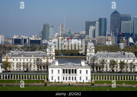 Greenwich Park, London, UK. 9. April 2017. London brutzelt. Auf was vorhergesagt wird bis 2017 so weit mit der Temperatur erreichen 24 c, der wärmste Tag werden Menschen genießen die Frühlingssonne in Greenwich Park in London am 9. April 2017 Credit: MARTIN DALTON/Alamy Live News Stockfoto