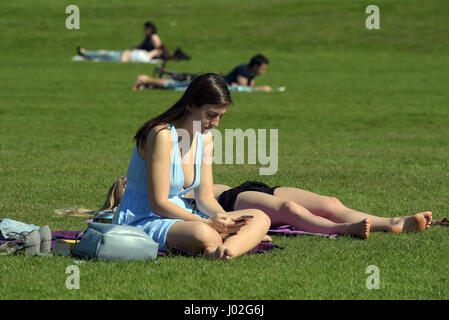 Greenwich Park, London, UK. 9. April 2017. Auf was vorhergesagt wird bis 2017 so weit mit der Temperatur erreichen 24 c, der wärmste Tag werden Menschen genießen die Frühlingssonne in Greenwich Park in London am 9. April 2017 Credit: MARTIN DALTON/Alamy Live News Stockfoto