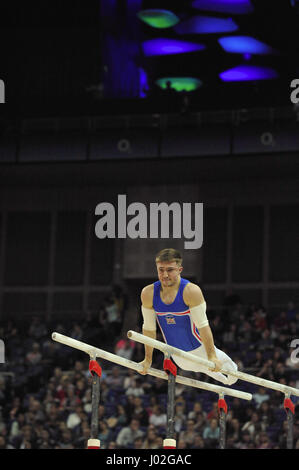 London, UK. 8. April 2017. Sam Oldham (GBR) im Wettbewerb mit den Barren-Sektion von der iPro World Cup Gymnastik-Wettbewerb an der O2 Arena, London, UK.  Der World Cup der Gymnastik ist eine spannende Veranstaltung mit einigen der weltweit besten Turner wie sie mit den Männern, die sich über sechs Disziplinen (Boden, Pauschenpferd, Ringe, Tresor, Barren und Reck) kämpfen in einem prestigeträchtigen "Allround" Wettbewerb konkurrieren.  Team GB Sterne, Olympiadritte Sam Oldham und Brinn Bevan durchgeführt nach Hause Hoffnungen in den Wettbewerb aber nur knapp verpasste, auf Medaillen, da sie fertig ich Stockfoto