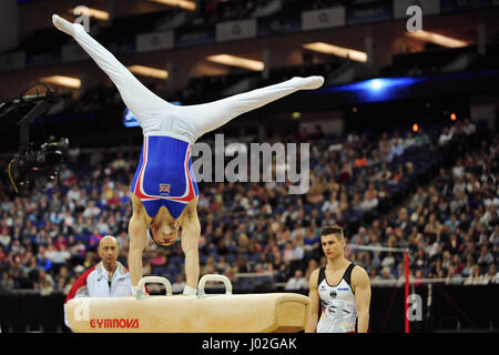 London, UK. 8. April 2017. Sam Oldham (GBR) üben am Pauschenpferd vor Beginn des Abschnitts am World Cup Gymnastik-Wettbewerb auf der O2 Arena, London, UK.  Der World Cup der Gymnastik ist eine spannende Veranstaltung mit einigen der weltweit besten Turner wie sie mit den Männern, die sich über sechs Disziplinen (Boden, Pauschenpferd, Ringe, Tresor, Barren und Reck) kämpfen in einem prestigeträchtigen "Allround" Wettbewerb konkurrieren.  Team GB Sterne, Olympiadritte Sam Oldham und Brinn Bevan durchgeführt nach Hause Hoffnungen in den Wettbewerb aber nur knapp verpasste auf Medaillen als th Stockfoto