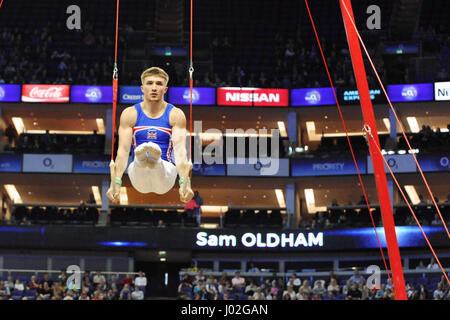 London, UK. 8. April 2017. Sam Oldham (GBR) im Wettbewerb im Bereich Ringe der iPro World Cup Gymnastik-Wettbewerb an der O2 Arena, London, UK.  Der World Cup der Gymnastik ist eine spannende Veranstaltung mit einigen der weltweit besten Turner wie sie mit den Männern, die sich über sechs Disziplinen (Boden, Pauschenpferd, Ringe, Tresor, Barren und Reck) kämpfen in einem prestigeträchtigen "Allround" Wettbewerb konkurrieren.  Team GB Sterne, Olympiadritte Sam Oldham und Brinn Bevan durchgeführt nach Hause Hoffnungen in den Wettbewerb aber knapp verfehlt auf Medaillen, wie sie auf dem vierten und Fif beendet Stockfoto