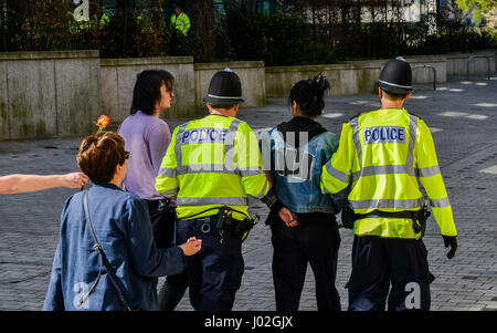 Birmingham, Vereinigtes Königreich. 8. April 2017. Über die Folgen der Terroranschläge in London am 22. März, der English Defence League (EDL) inszeniert eine Kundgebung zu protestieren, die "Islamisierung" des Vereinigten Königreichs, unter anderem Credit: Alexandre Rotenberg/Alamy Live News Stockfoto