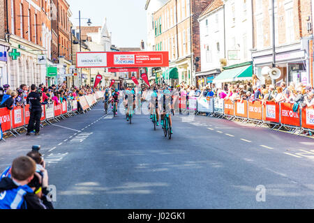 Louth, Lincolnshire, UK. 9. April 2017. Rundgang durch die Wolds in Louth Lincolnshire UK England 09/04/2017HSBC UK British Cycling national Women es Serie Straße Profi-Radsport-teams und Radprofis Radeln rund um die Wolds auf einen britischen Cycling Road Wettkampf. Womens Event gewonnen, indem die Frauen Tour von The Wolds ist ein Womens Road Series-Event über 62miles gehalten. Die Männer Tour von The Wolds ist ein Spring Cup Series Event statt über 102miles Credit: ikonische Cornwall/Alamy Live News Stockfoto