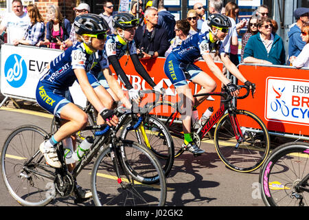 Louth, Lincolnshire, UK. 9. April 2017. Rundgang durch die Wolds in Louth Lincolnshire UK England 09/04/2017HSBC UK British Cycling national Women es Serie Straße Profi-Radsport-teams und Radprofis Radeln rund um die Wolds auf einen britischen Cycling Road Wettkampf. Womens Event gewonnen, indem die Frauen Tour von The Wolds ist ein Womens Road Series-Event über 62miles gehalten. Die Männer Tour von The Wolds ist ein Spring Cup Series Event statt über 102miles Credit: ikonische Cornwall/Alamy Live News Stockfoto