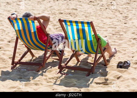 Bournemouth, Dorset, UK. 9. April 2017. UK-Wetter: schönen warmen, sonnigen Tag als Besucher gehen ans Meer machen das Beste aus der Sonne an den Stränden von Bournemouth. Mitte Tag und die Strände sind sehr beschäftigt! Bildnachweis: Carolyn Jenkins/Alamy Live-Nachrichten Stockfoto