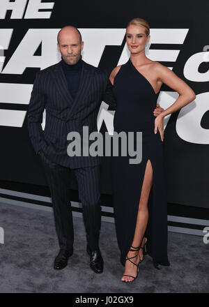 New York, USA. 8. April 2017. Jason Statham und Rosie Huntington-Whiteley besuchen Sie 'The Fate von The Furious' New York Premiere in der Radio City Music Hall am 8. April 2017 in New York City. Kredit: Erik Pendzich Credit: Erik Pendzich/Alamy Live News Stockfoto