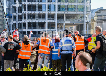 Birmingham, Vereinigtes Königreich. 8. April 2017. Über die Folgen der Terroranschläge in London am 22. März, der English Defence League (EDL) inszeniert eine Kundgebung zu protestieren, die "Islamisierung" des Vereinigten Königreichs, unter anderem Credit: Alexandre Rotenberg/Alamy Live News Stockfoto