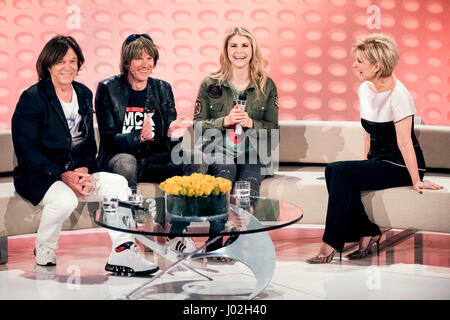 Magdeburg, Deutschland. 8. April 2017. Sängerin Juergen Drews (l-R), Mickie Krause, Beatrice Egli und Gastgeber Carmen Nebel während der Aufzeichnung der TV-show "Willkommen Bei Carmen Nebel" (lt. "Willkommen in der Carmen Nebel") in der GETEC-Arena in Magdeburg, Deutschland, 8. April 2017. Die Show wird 13. April 2017 um 20:15 im ZDF ausgestrahlt. -KEIN Draht-SERVICE-Foto: Andreas Lander/Dpa/Alamy Live-Nachrichten Stockfoto