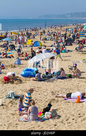 Bournemouth, Dorset, UK. 9. April 2017. UK-Wetter: schönen warmen, sonnigen Tag als Besucher gehen ans Meer machen das Beste aus der Sonne an den Stränden von Bournemouth. Mitte Tag und die Strände sind sehr beschäftigt! Bildnachweis: Carolyn Jenkins/Alamy Live-Nachrichten Stockfoto