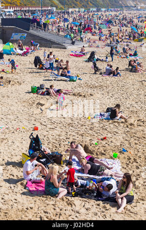 Bournemouth, Dorset, UK. 9. April 2017. UK-Wetter: schönen warmen, sonnigen Tag als Besucher gehen ans Meer machen das Beste aus der Sonne an den Stränden von Bournemouth. Mitte Tag und die Strände sind sehr beschäftigt! Bildnachweis: Carolyn Jenkins/Alamy Live-Nachrichten Stockfoto