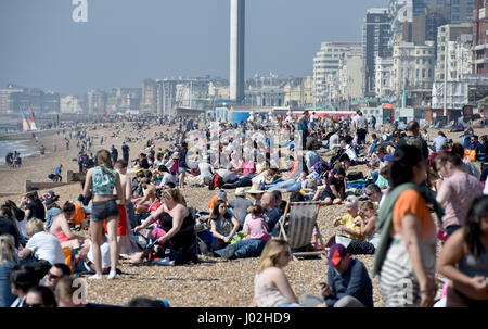 Brighton, UK. 9. April 2017. Brighton Beach ist am heißesten Tag des Jahres so weit mit Temperaturen bis zu 24 Grad Celsius in einigen Teilen des Landes Kredit verpackt: Simon Dack/Alamy Live News Stockfoto