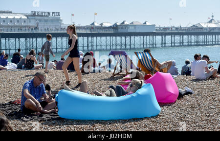 Brighton, UK. 9. April 2017. Brighton Beach ist am heißesten Tag des Jahres so weit mit Temperaturen bis zu 24 Grad Celsius in einigen Teilen des Landes Kredit verpackt: Simon Dack/Alamy Live News Stockfoto