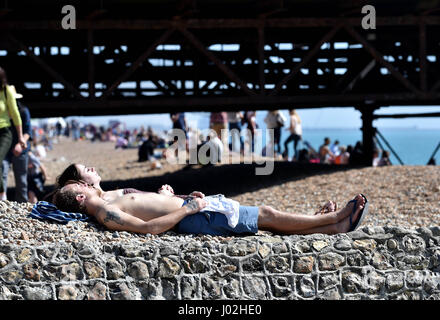 Brighton, UK. 9. April 2017. Brighton Beach ist am heißesten Tag des Jahres so weit mit Temperaturen bis zu 24 Grad Celsius in einigen Teilen des Landes Kredit verpackt: Simon Dack/Alamy Live News Stockfoto